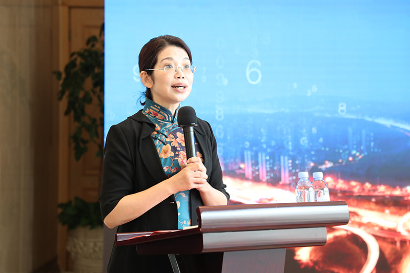 1722409136336946KiWZ.jpg “老交通”智庫執(zhí)行副主任、交通運輸部離退休干部局局長張曉冰主持“老交通”智庫成立大會與揭牌儀式.jpg