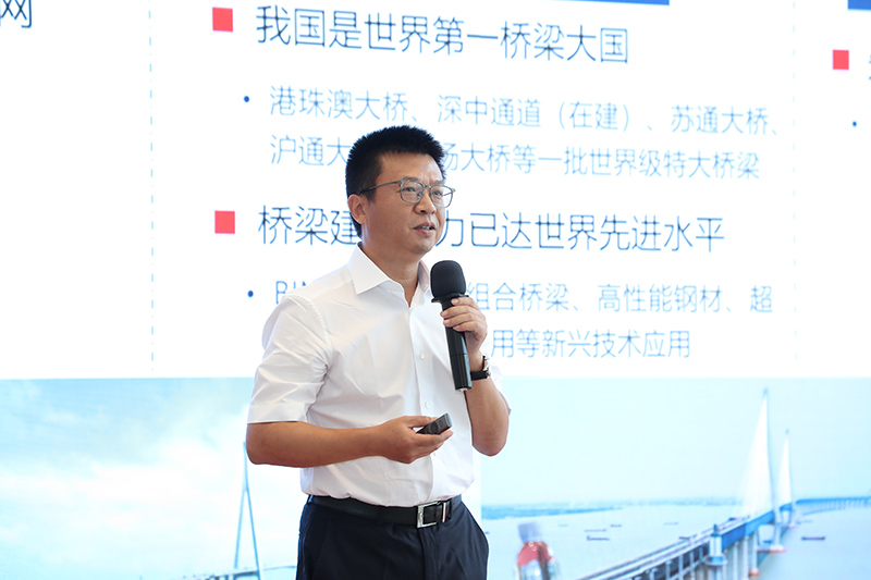 1722409414172799bbkb.jpg 集團副總裁凌晨作主題發(fā)言.jpg